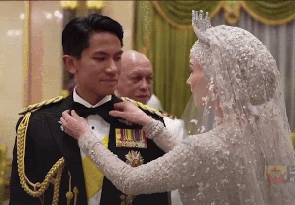 Hoàng tử Brunei khoe loạt ảnh chưa từng thấy hậu đám cưới, lộ khoảnh khắc xả vai chú rể bên cạnh vợ cực đáng yêu - Ảnh 2.