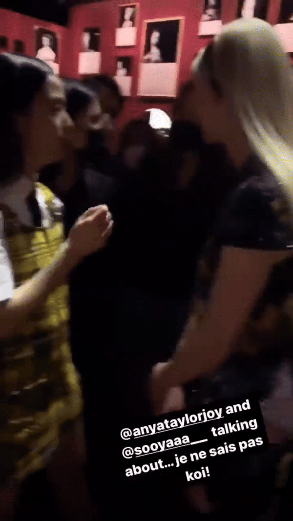 Khung h&igrave;nh cực phẩm hội tụ: Khi ngũ quan của nữ thần H&agrave;n Quốc Jisoo kh&ocirc;ng chịu thua &ldquo;b&uacute;p b&ecirc; nước Mỹ&rdquo; Anya Taylor-Joy - Ảnh 4.