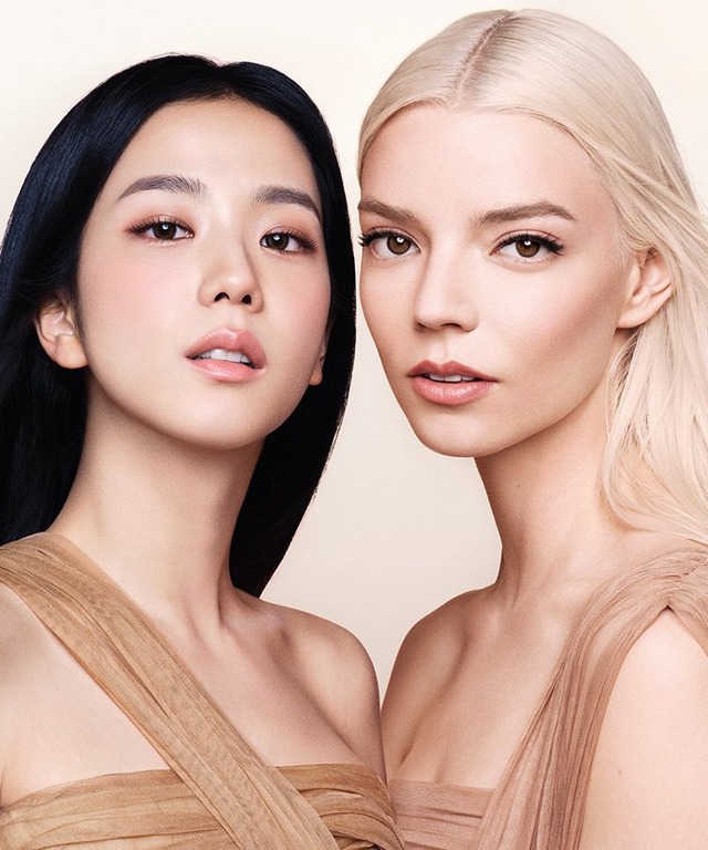 Khung h&igrave;nh cực phẩm hội tụ: Khi ngũ quan của nữ thần H&agrave;n Quốc Jisoo kh&ocirc;ng chịu thua &ldquo;b&uacute;p b&ecirc; nước Mỹ&rdquo; Anya Taylor-Joy - Ảnh 2.