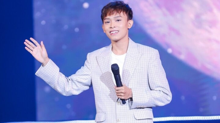 Được khán giả 85 tuổi lên sân khấu tặng tiền, Hồ Văn Cường phản ứng thế nào? - Ảnh 2.