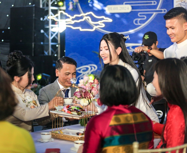 Bố mẹ Quang Hải cười tít mắt hãnh diện khi con dâu Chu Thanh Huyền nói một điều trước mặt họ hàng - Ảnh 10.
