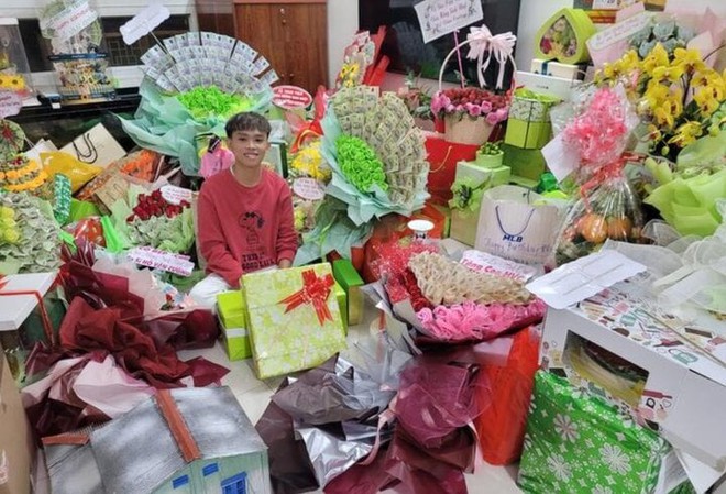Được khán giả 85 tuổi lên sân khấu tặng tiền, Hồ Văn Cường phản ứng thế nào? - Ảnh 3.