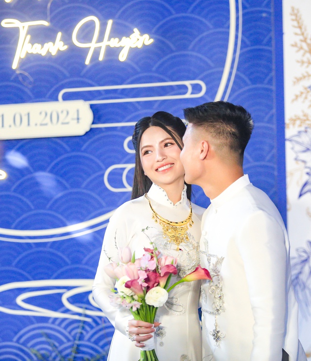 Bố mẹ Quang Hải cười tít mắt hãnh diện khi con dâu Chu Thanh Huyền nói một điều trước mặt họ hàng - Ảnh 1.