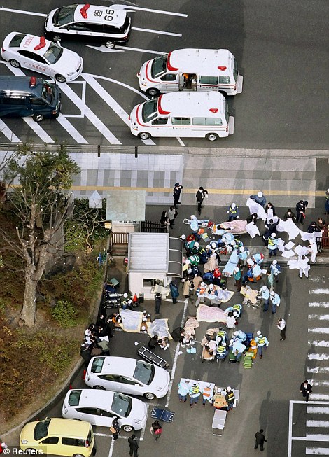 Bên trong khu vực bị ảnh hưởng nặng nề nhất sau trận động đất tại Nhật Bản: Nhà cửa, đường sá bị xé toạc - Ảnh 8.