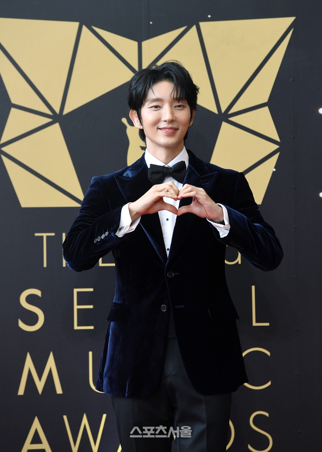 Thảm đỏ Seoul Music Awards: Mẹ bỉm Park Shin Hye lột xác gợi cảm so kè Tiffany, Lee Jun Ki át cả dàn idol - Ảnh 9.