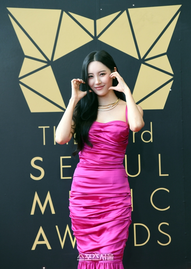 Thảm đỏ Seoul Music Awards: Mẹ bỉm Park Shin Hye lột xác gợi cảm so kè Tiffany, Lee Jun Ki át cả dàn idol - Ảnh 8.