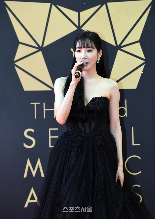 Thảm đỏ Seoul Music Awards: Mẹ bỉm Park Shin Hye lột xác gợi cảm so kè Tiffany, Lee Jun Ki át cả dàn idol - Ảnh 4.