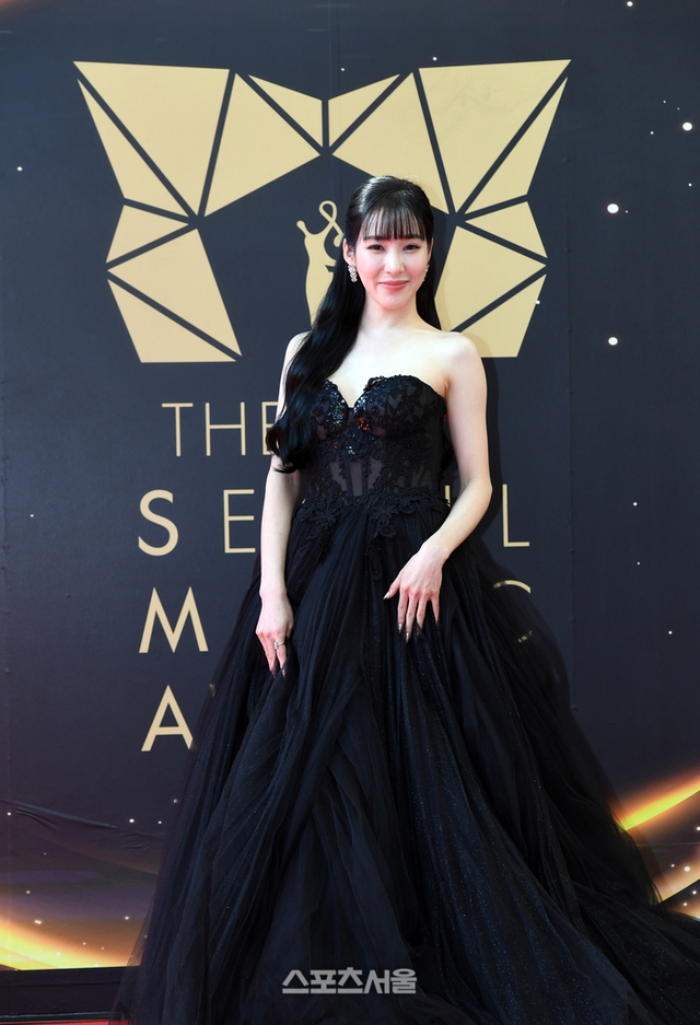 Thảm đỏ Seoul Music Awards: Mẹ bỉm Park Shin Hye lột xác gợi cảm so kè Tiffany, Lee Jun Ki át cả dàn idol - Ảnh 3.
