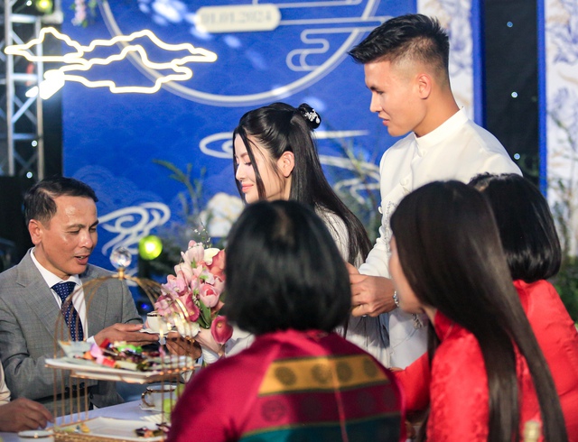 Bố mẹ Quang Hải cười tít mắt hãnh diện khi con dâu Chu Thanh Huyền nói một điều trước mặt họ hàng - Ảnh 7.