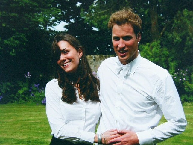 Chiếc váy xuyên thấu khiến William say mê Kate - Ảnh 1.