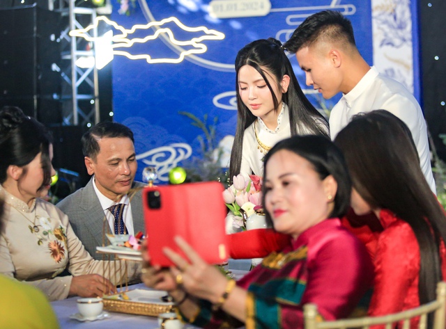 Bố mẹ Quang Hải cười tít mắt hãnh diện khi con dâu Chu Thanh Huyền nói một điều trước mặt họ hàng - Ảnh 5.