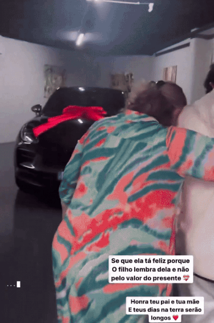 Ronaldo tặng mẹ m&oacute;n qu&agrave; tiền tỷ trong dịp sinh nhật khiến b&agrave; bật kh&oacute;c v&igrave; x&uacute;c động - Ảnh 1.