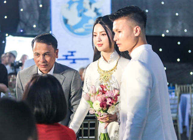 Bố mẹ Quang Hải cười tít mắt hãnh diện khi con dâu Chu Thanh Huyền nói một điều trước mặt họ hàng - Ảnh 4.