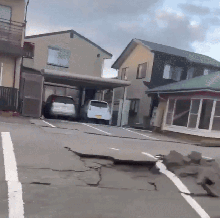 Khung cảnh đổ nát sau trận động đất mạnh 7,5 độ richter khiến Nhật Bản phải đưa ra cảnh báo sóng thần mức cao nhất - Ảnh 5.