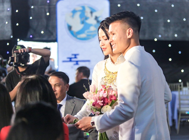 Bố mẹ Quang Hải cười tít mắt hãnh diện khi con dâu Chu Thanh Huyền nói một điều trước mặt họ hàng - Ảnh 3.