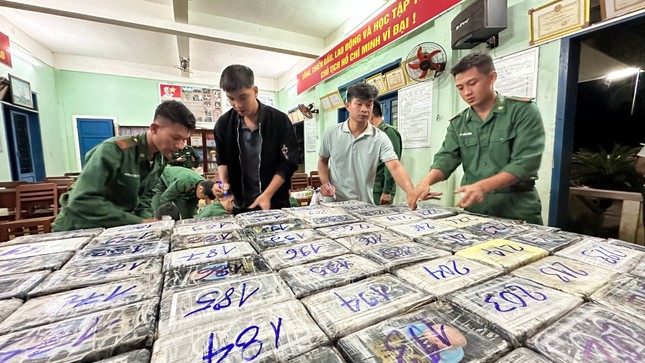Điều động ch&oacute; nghiệp vụ l&ugrave;ng sục khu vực ph&aacute;t hiện gần 3 tạ ma t&uacute;y cocaine - Ảnh 5.