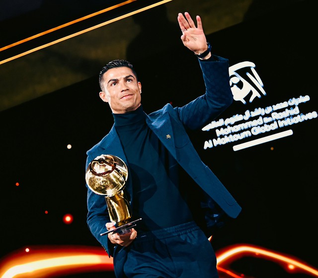 Ronaldo hành động đẹp trước khi Haaland đoạt Quả bóng vàng Dubai - Ảnh 3.