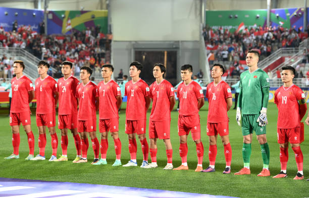 Cầu thủ Indonesia đốn đội tuyển Việt Nam như đốn củi: Quang Hải, Tuấn Hải liên tiếp nằm sân - Ảnh 2.