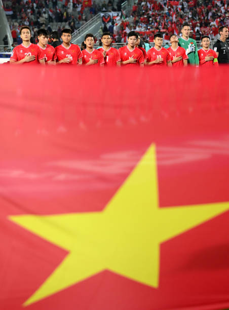 Cầu thủ Indonesia đốn đội tuyển Việt Nam như đốn củi: Quang Hải, Tuấn Hải liên tiếp nằm sân - Ảnh 1.