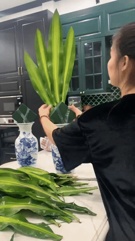 C&aacute;ch cắm b&igrave;nh hoa lay ơn x&ograve;e đu&ocirc;i c&ocirc;ng b&agrave;y ban thờ đ&oacute;n Tết cực đơn giản, ai cũng c&oacute; thể l&agrave;m được - Ảnh 3.