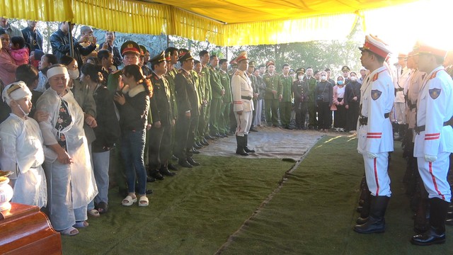 Tiễn biệt phó trưởng công an phường bị đâm tử vong khi làm nhiệm vụ - Ảnh 1.