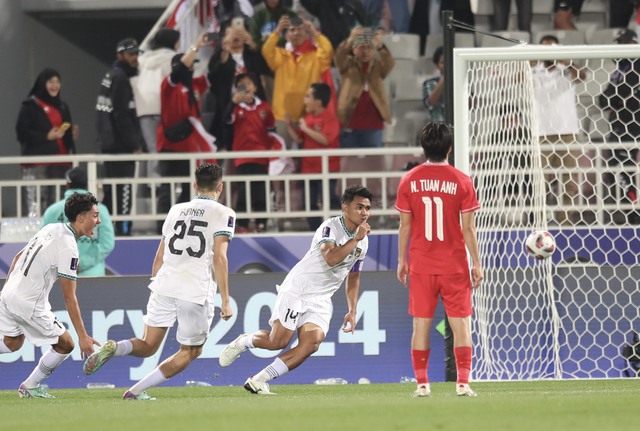 Tuấn Anh ghé tai mách nước cho Nguyễn Filip, nhưng vẫn phải ngậm ngùi nhìn đối thủ có bàn thắng nhờ penalty - Ảnh 6.