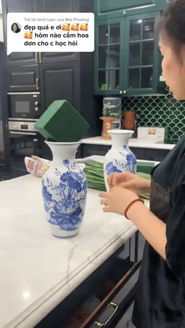 C&aacute;ch cắm b&igrave;nh hoa lay ơn x&ograve;e đu&ocirc;i c&ocirc;ng b&agrave;y ban thờ đ&oacute;n Tết cực đơn giản, ai cũng c&oacute; thể l&agrave;m được - Ảnh 2.
