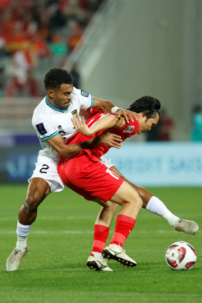 Cầu thủ Indonesia đốn đội tuyển Việt Nam như đốn củi: Quang Hải, Tuấn Hải liên tiếp nằm sân - Ảnh 8.