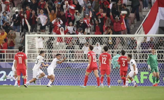 Tuấn Anh ghé tai mách nước cho Nguyễn Filip, nhưng vẫn phải ngậm ngùi nhìn đối thủ có bàn thắng nhờ penalty - Ảnh 5.