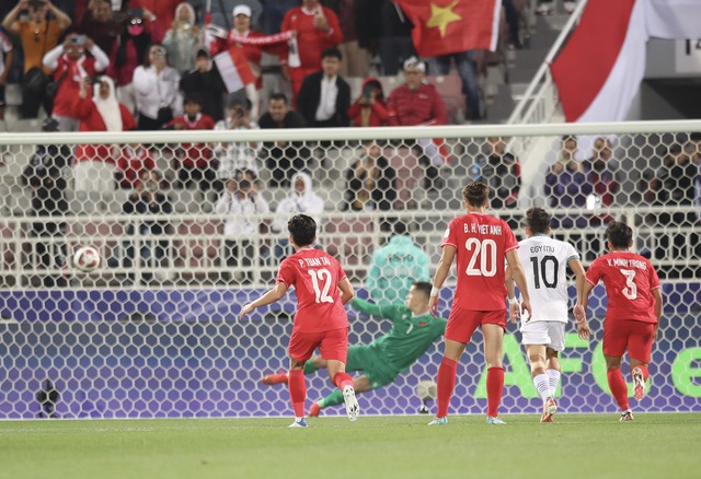 Tuấn Anh ghé tai mách nước cho Nguyễn Filip, nhưng vẫn phải ngậm ngùi nhìn đối thủ có bàn thắng nhờ penalty - Ảnh 4.