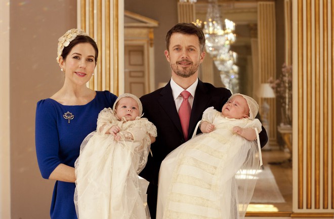 Được mệnh danh là cặp song sinh hoàng gia đẹp nhất châu Âu, hai con của Quốc vương Đan Mạch bây giờ ra sao? - Ảnh 1.
