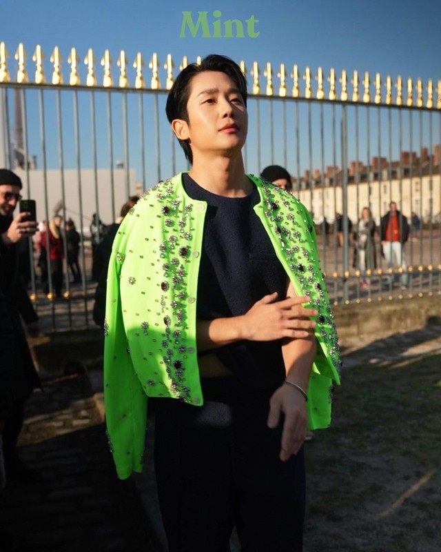 Rộ tranh cãi Jung Hae In mặc nổi nhất Paris Fashion Week, lấn át cả dàn idol TXT - Haerin (NewJeans) - Ảnh 4.