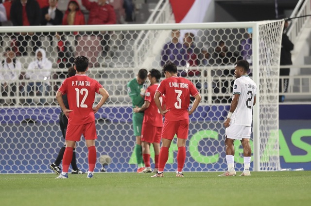 Tuấn Anh ghé tai mách nước cho Nguyễn Filip, nhưng vẫn phải ngậm ngùi nhìn đối thủ có bàn thắng nhờ penalty - Ảnh 2.