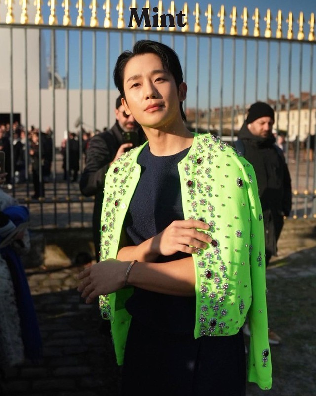 Rộ tranh cãi Jung Hae In mặc nổi nhất Paris Fashion Week, lấn át cả dàn idol TXT - Haerin (NewJeans) - Ảnh 3.