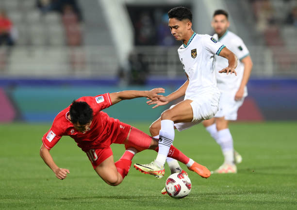 Cầu thủ Indonesia đốn đội tuyển Việt Nam như đốn củi: Quang Hải, Tuấn Hải liên tiếp nằm sân - Ảnh 4.