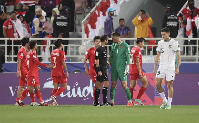 Tuấn Anh ghé tai mách nước cho Nguyễn Filip, nhưng vẫn phải ngậm ngùi nhìn đối thủ có bàn thắng nhờ penalty - Ảnh 1.