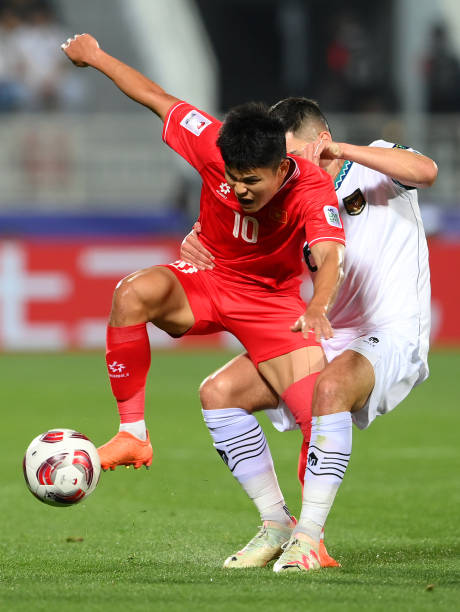 Cầu thủ Indonesia đốn đội tuyển Việt Nam như đốn củi: Quang Hải, Tuấn Hải liên tiếp nằm sân - Ảnh 3.