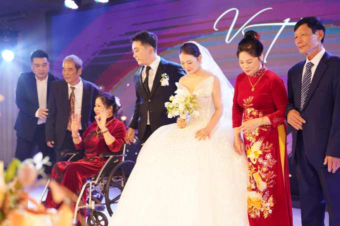 Đám cưới ca sĩ Yanbi tại Hà Nội: Khắc Việt - Hoàng Tôn cùng dàn sao tham dự, nhan sắc bà xã diễn viên gây chú ý - Ảnh 9.