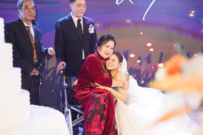 Đám cưới ca sĩ Yanbi tại Hà Nội: Khắc Việt - Hoàng Tôn cùng dàn sao tham dự, nhan sắc bà xã diễn viên gây chú ý - Ảnh 10.