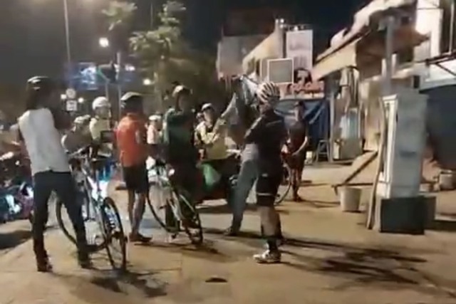TP HCM: Nhóm người đi xe đạp đánh người ở đường Phạm Văn Đồng - Ảnh 2.