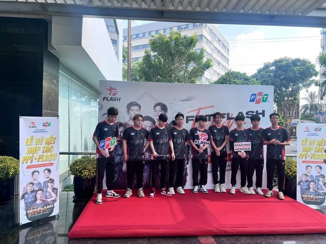 HOT: Xu&acirc;n B&aacute;ch nghỉ thi đấu, trở th&agrave;nh HLV mới của Team Flash - Ảnh 2.