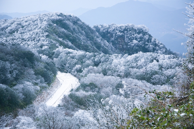 Top 7 địa điểm cao nhất Việt Nam dễ có băng tuyết mỗi khi rét đậm, rét hại về: Mẫu Sơn xếp thứ 6 - Ảnh 2.