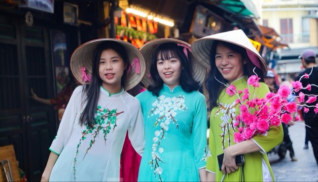 Chợ Tết h&uacute;t kh&aacute;ch ta lẫn kh&aacute;ch T&acirc;y - Ảnh 1.