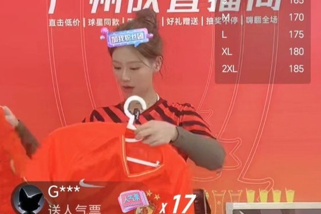 Trước nguy cơ giải thể, CLB thành công nhất bóng đá Trung Quốc phải livestream bán hàng, cho thuê Cúp kiếm tiền - Ảnh 1.