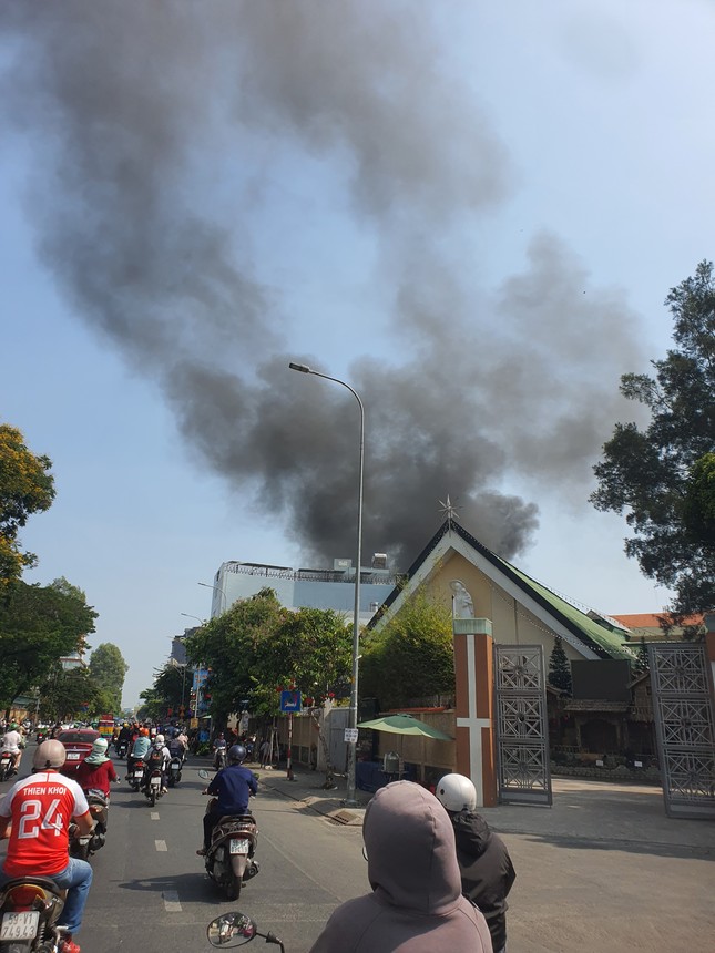 Đang cháy lớn tại quận Gò Vấp - TPHCM - Ảnh 6.