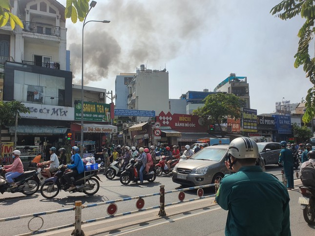 Đang cháy lớn tại quận Gò Vấp - TPHCM - Ảnh 5.