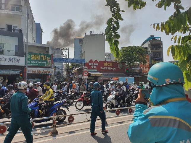 Đang cháy lớn tại quận Gò Vấp - TPHCM - Ảnh 4.