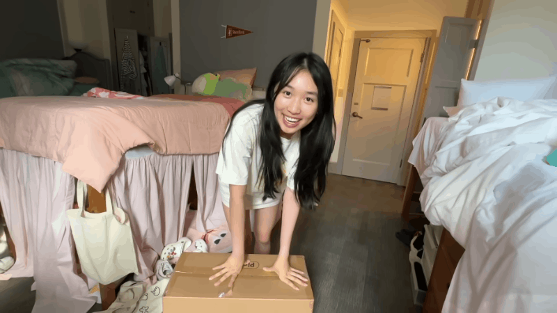 Jenny Huỳnh dành 8 tuần để decor phòng KTX Đại học Stanford: Thành quả quá là sến, chiếc giường có công dụng lạ - Ảnh 2.