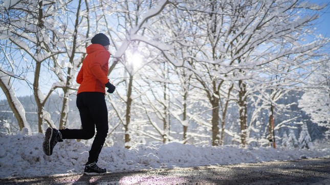 Những điều cần đặc biệt lưu ý khi tập thể dục trong mùa lạnh để tránh cảm lạnh, đột tử - Ảnh 2.