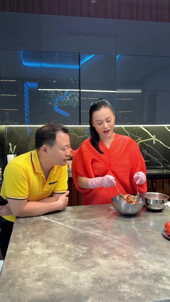 Lần đầu thấy cảnh Shark Bình vào bếp nướng thịt phụ vợ, netizen khen hạnh phúc từ một chi tiết nhỏ - Ảnh 6.